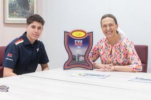 La alcaldesa de Guadalajara recibe a Luis Miguel López, joven promesa del motociclismo alcarreño