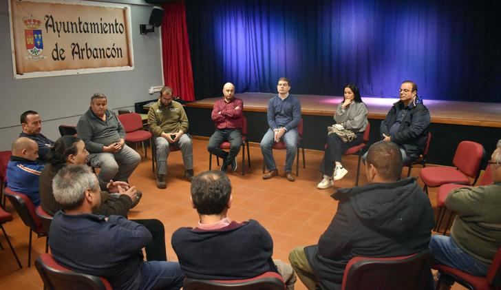 La eurodiputada de VOX, Mireia Borrás, visita a los ganaderos de la Sierra Norte para conocer de primera mano los daños provocados por el lobo