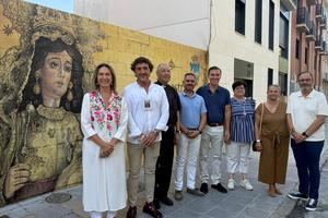 La alcaldesa de Guadalajara descubre un mural de arte urbano dedicado a la Virgen de la Antigua en el corazón de la ciudad