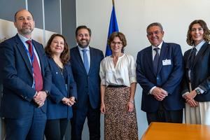Núñez entrega el Pacto Regional del Agua a la comisaria europea y le pide ampliar la Directiva Marco para evitar el cierre de pozos en La Mancha