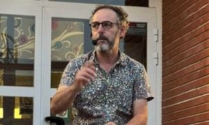 Pablo Albo cautiva al público con sus cuentos en la Biblioteca de Cabanillas