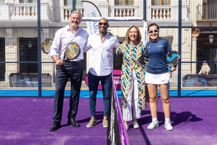 Guadalajara inaugura una pista de pádel en la Plaza Mayor como pistoletazo de salida del II Día del Deporte