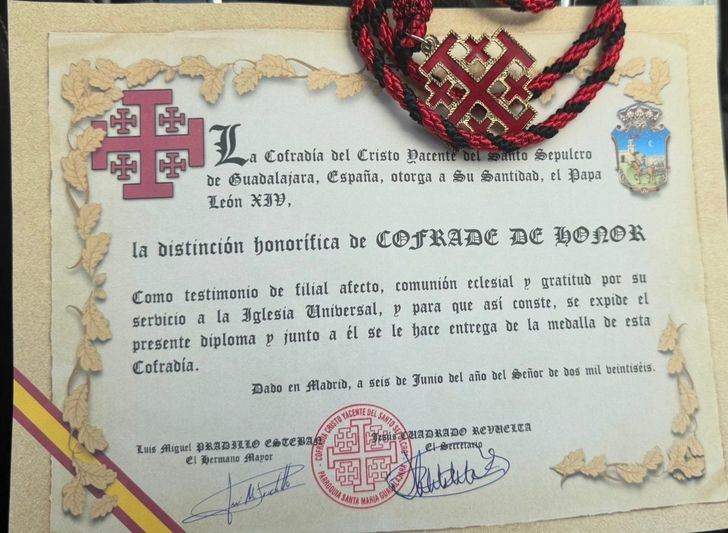 Encuentro Papa León XIV con un hermano de la Cofradía del Cristo Yacente de Guadalajara