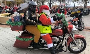 Motociclistas disfrazados de Papá Noel recorren Cabanillas del Campo en una jornada navideña