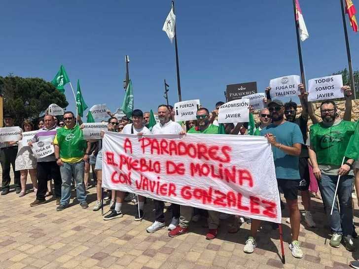 Se concentran ante el Parador de Molina de Aragón en apoyo de un trabajador despedido