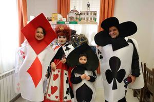 Pareja celebra su Carnaval con alta participación y creatividad en el concurso de disfraces