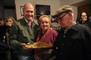 Pareja celebra el Día de Todos los Santos y Halloween combinando tradición y diversión