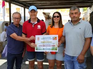 Pareja se vuelca con los ganaderos de la Sierra Norte afectados por los incendios