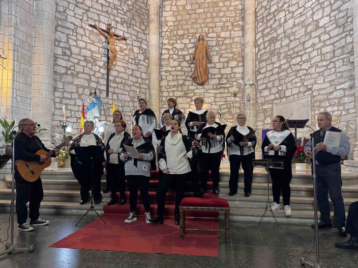 Pareja da la bienvenida a la Navidad con su XVII Certamen de Villancicos