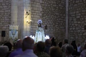 Pareja celebra su Día Grande junto a la Virgen de los Remedios