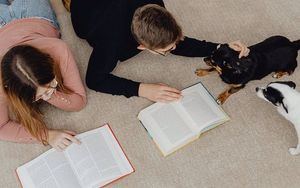 Perros adiestrados ayudan a niños a mejorar su lectura en el programa Perros y Letras de la Biblioteca de Guadalajara