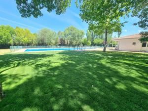 El Ayuntamiento de Pareja culmina la renovación integral de su piscina municipal con más zonas verdes