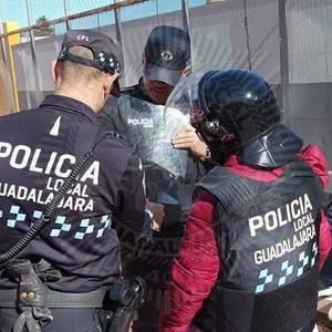 Un policía local de Guadalajara dispara con su arma reglamentaria a un hombre que le atacó con un cúter