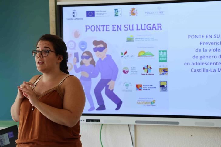 ADEL lleva la lucha contra la violencia de género digital a la Sierra Norte