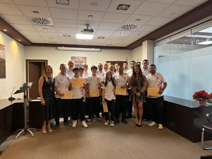 Quer homenajea a los campeones de Combat Ju-Jutsu por su éxito nacional