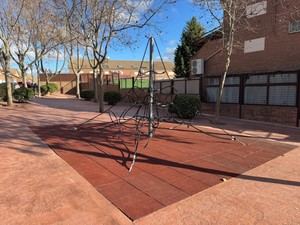 El Ayuntamiento de Quer mejora el parque infantil frente al CAI Las Setitas