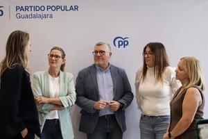 El PP mantiene que no se puede llamar inclusión a obligar a las familias a esperar o desplazarse y exige soluciones urgentes