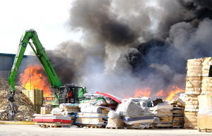 Declarado un incendio en la empresa de reciclaje Regusa en el polígono de Marchamalo