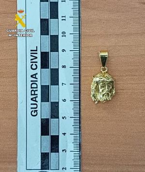 Dos detenidos en Azuqueca tras robar un Cristo de oro de un tirón