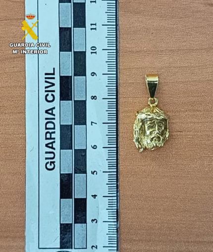 Dos detenidos en Azuqueca tras robar un Cristo de oro de un tirón