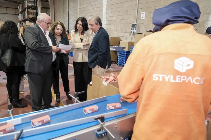 Ayuntamiento y Junta visitan las instalaciones de Stylepack en el polígono de Miralcampo