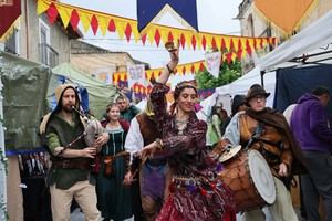 Tamajón sostiene su Mercado Medieval entre la lluvia y el pulso de su gente