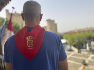 Torija se tiñe de solidaridad: El Ayuntamiento pone a la venta pañuelos solidarios para las Fiestas