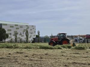 El Ayuntamiento de Azuqueca incorpora un nuevo tractor para reforzar los trabajos de mantenimiento en la ciudad