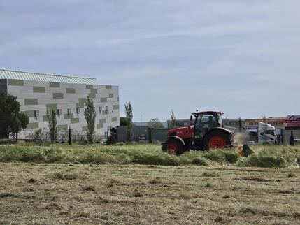 El Ayuntamiento de Azuqueca incorpora un nuevo tractor para reforzar los trabajos de mantenimiento en la ciudad