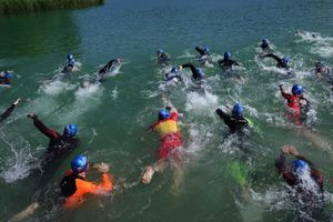 Pareja recupera con éxito su triatlón y convierte el Azud en escenario de una gran jornada deportiva