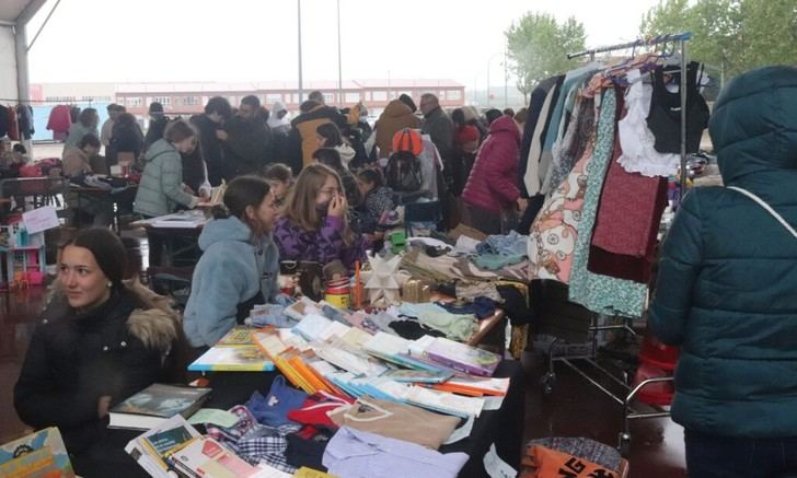 Mercadillo de Segunda Mano se celebra bajo la lluvia en Cabanillas