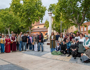 Marchamalo celebra 400 años como Villa con nueva picota en la Plaza Mayor