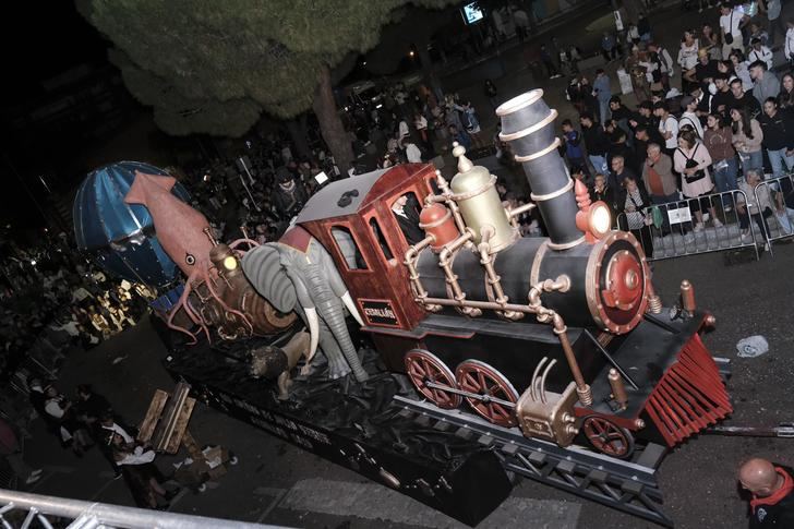 La carroza “Los sueños de Verne”, de la peña El Cebollón, se impone en el 48º Desfile de las Fiestas de Septiembre de Azuqueca