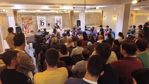 Lleno absoluto en Brihuega para el coloquio con Víctor Hernández