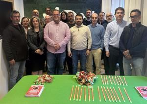 VOX Guadalajara entrega con éxito la "pulsera prohibida" a las más de 700 personas que la habían solicitado