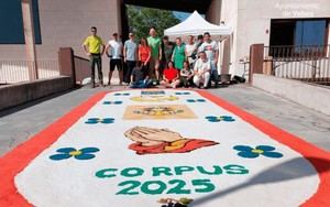 Yebes-Valdeluz estrena la celebración del Corpus Christi con alfombras de serrín