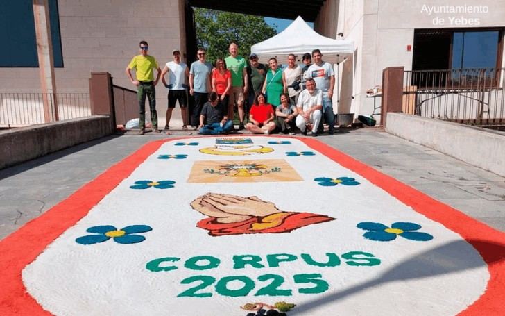 Yebes-Valdeluz estrena la celebración del Corpus Christi con alfombras de serrín