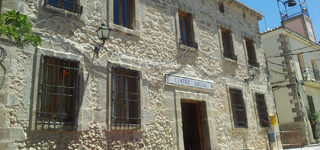 El Ayuntamiento de Pareja recupera la fachada original del Centro Social