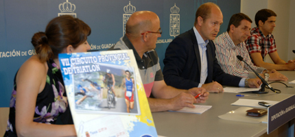 Cientos de deportistas ya están inscritos en el VII Circuito Provincial de Triatlón que arranca este sábado