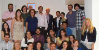 Foto de familia de los alumnos y profesores del máster, junto al concejal de Desarrollo Sostenible azudense (de pie, primero por la izquierda). 