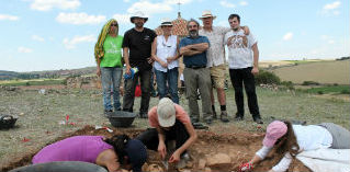 Una quincena de estudiantes excavan los restos de una necrópolis visigoda en Cubillejo de la Sierra