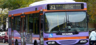 El PSOE critica la pérdida de viajeros en los autobuses y el PP responde con el abaratamiento del servicio