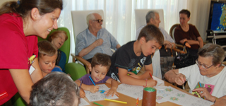 Los niños y niñas de la Ludoteca de Verano de Cifuentes comparten juegos con los mayores del municipio