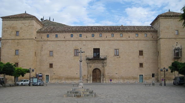 El Palacio Ducal de Pastrana y la plaza de la Hora El Palacio Ducal de Pastrana y la plaza de la Hora