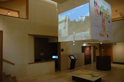 Este espacio moderno se encuentra en el Patio de Armas del Castillo de Torija Este espacio moderno se encuentra en el Patio de Armas del Castillo de Torija
